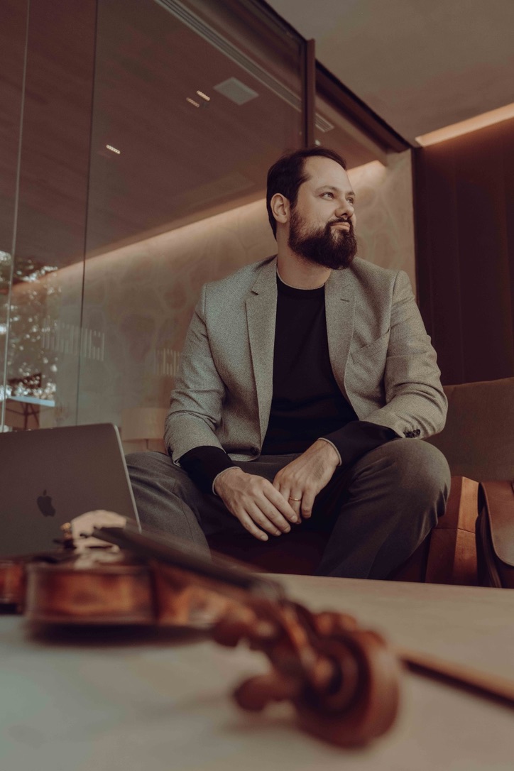 César Guigue au travail, entre l'écran et l'archet